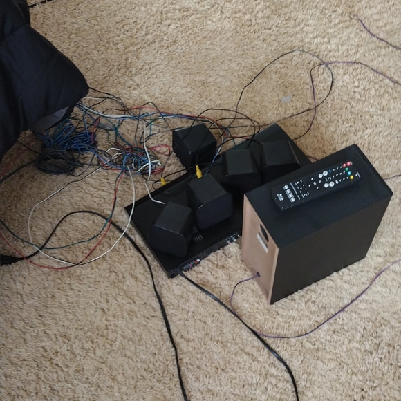 Blu ray player with surround sound system - Picture 1 of 1